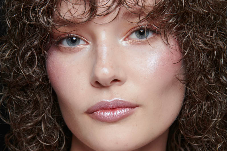 Glazed Blush: Der perfekte Make-up-Trend für den Frühling 